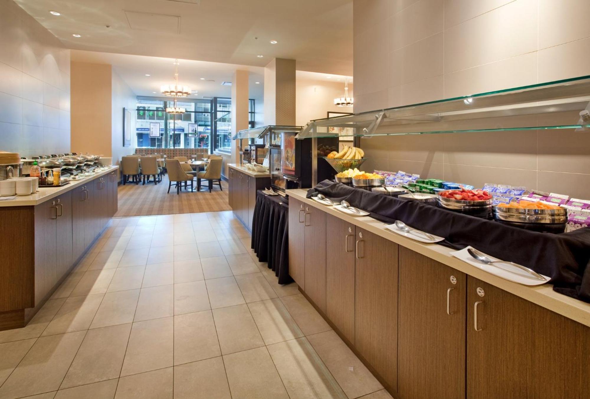 Holiday Inn Vancouver-Centre Broadway By Ihg Экстерьер фото